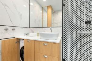 Exclusive Apartment with Parking, Air Conditioning and a Rooftop Terrace in the Centre of Gdańsk by Renters Prestige