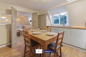 Spacestation Four 4 Bedroom Serviced Apartment By AltoLuxoExperience Short Lets & Serviced Accommodation With Free Wifi