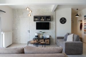Modern Spacious 8th-Floor Apartment with Large Balcony 1 min to Metro