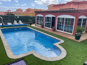 Private Villa - Sleeps 6 - Heated Pool - Air Con