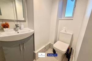 Code Four 4BR House By AltoLuxoExperience Short Lets & Serviced Accommodation With Free Wifi & Parking