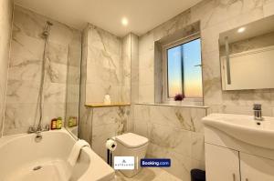 Code Four 4BR House By AltoLuxoExperience Short Lets & Serviced Accommodation With Free Wifi & Parking