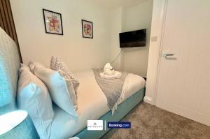 Code Four 4BR House By AltoLuxoExperience Short Lets & Serviced Accommodation With Free Wifi & Parking