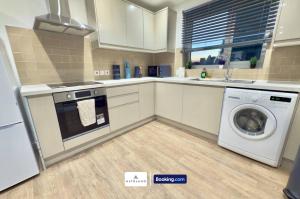 Code Four 4BR House By AltoLuxoExperience Short Lets & Serviced Accommodation With Free Wifi & Parking