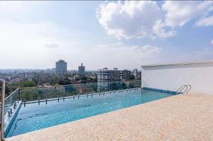 1Bed apt with rooftop pool gym and scenic views in Westlands
