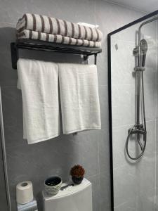 1Bed apt with rooftop pool gym and scenic views in Westlands