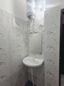 Non AC Room Near IIM Road