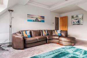 The Gables Penthouse - 15-Minute Walk to Branksome Chine Beach