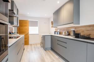 Charlotte Cottage - Minutes from Poole Park, with Feature Log Burner