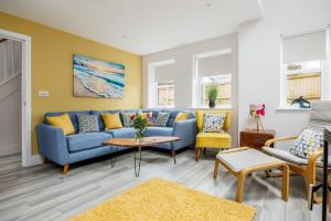 Charlotte Cottage - Minutes from Poole Park, with Feature Log Burner