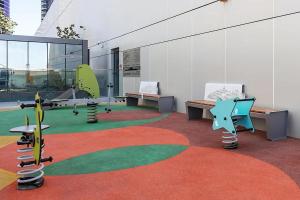 Chic 1BR in Nobles Tower City Views & Prime Location