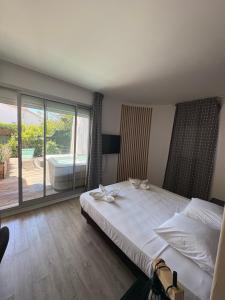 Hotels Hotel Sable Et Soleil - Port, Plage & Jacuzzi prive : photos des chambres