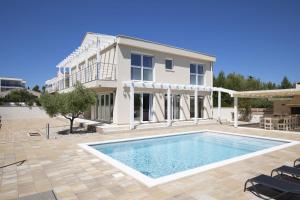 Villa OLIVIA - new and modern house with pool, souna, jacuzzi & playground, Ližnjan - Istra