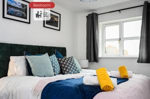 4 Bedroom Family House with 5 Beds, Parking and Fast WiFi