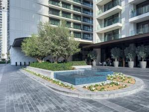 Modern Dubai Apartment Near Downtown with Pool and Parking