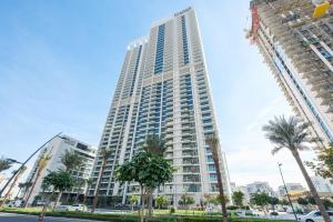 Modern Dubai Apartment Near Downtown with Pool and Parking