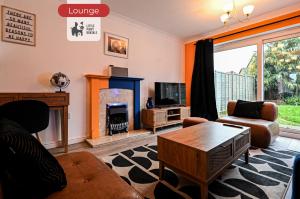 4 Bedroom Family House with 5 Beds, Parking and Fast WiFi