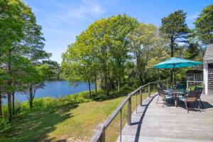 Pondfront 1 Mile to Nauset Beach