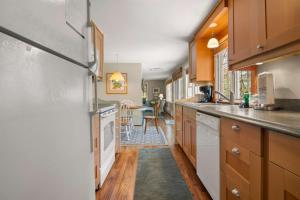 Pondfront 1 Mile to Nauset Beach