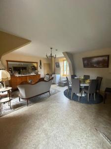 Grande maison avec piscine privée à Garchizy sur 650 m²