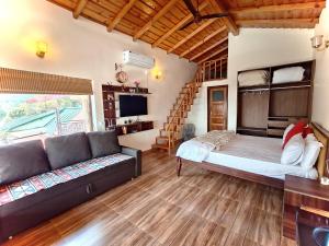 Woody Trails - Astronomy, Graphology, Family, Kainchi Dham