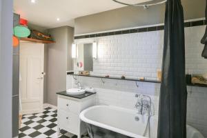 Appartement lumineux à Paris by Weekome