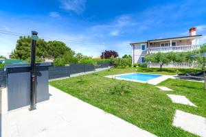 Purple Sky by Briskva