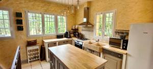 House 5p with garden near the sea