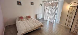 House 5p with garden near the sea