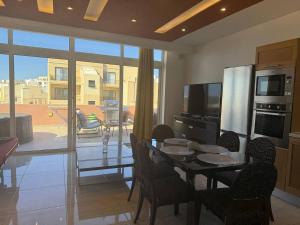 Central Penthouse Suite BBQ&Hot Tub 5Min Walk2Sea