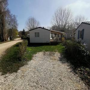 Mobilhomes Cozy 2 ou 3 chambres en bordure détang Camping 3 étoiles