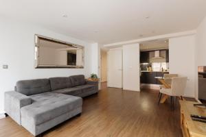 Sun-lit 1BR Flat, 2 mins to DLR Docklands