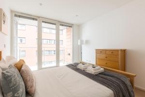 Sun-lit 1BR Flat, 2 mins to DLR Docklands