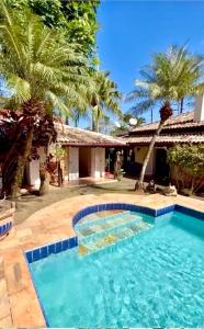 Casa Balinesa com Piscina e Serviços, Apenas 50m da Praia!