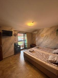 Стая за гости в Созопол - 2 , може да ми пишете или звъните на телефона от снимката на терасата