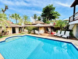 Casa Balinesa com Piscina e Serviços, Apenas 50m da Praia!