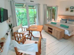 SUITE DEL BOSQUE - Desayuno - Pileta - Domingos check out 17hs