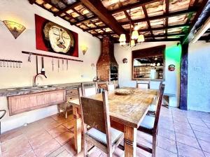 Casa Balinesa com Piscina e Serviços, Apenas 50m da Praia!