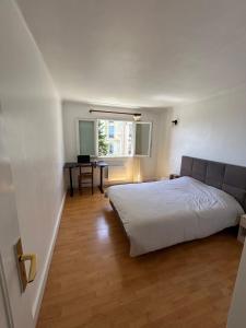 Cosy appartement en plein centre-ville dans un halo de verdure avec vue mer