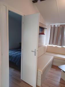 Mobilhomes Cozy 2 ou 3 chambres en bordure détang Camping 3 étoiles