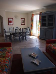 Villas LA MAISON BLEUE Piscine Grand Jardin - 4 CHh- 3 Sdb : photos des chambres