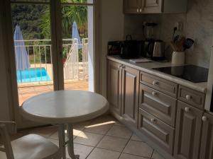 Villas LA MAISON BLEUE Piscine Grand Jardin - 4 CHh- 3 Sdb : photos des chambres