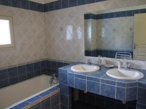 Villas LA MAISON BLEUE Piscine Grand Jardin - 4 CHh- 3 Sdb : photos des chambres