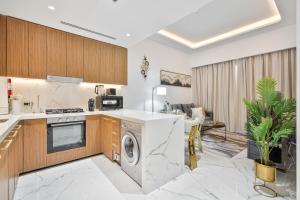 Heaven Crest Vacation Homes - One Bedroom City View Balcony in Azizi Riviera