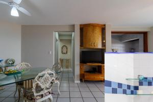 Apto com sacada 200m da praia - Ingleses VIN202