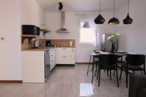 Seaside Serenity "Noir" with pool, 150m from sea