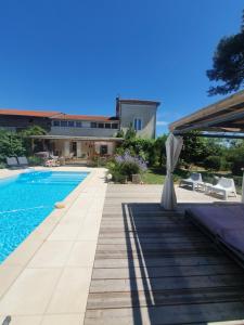 Villas Maison 8 personnes avec piscine chauffee en Ardeche Safari Peaugres : photos des chambres