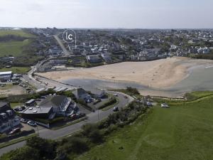 Porth Beach Apartment - Sea Views - Free Parking - Free Wi-Fi