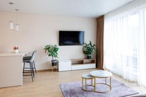 Modernus butas prie EŽERO