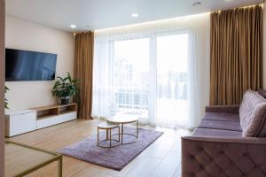 Modernus butas prie EŽERO